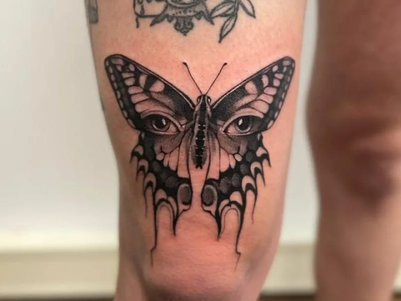 Gedetailleerd dierenportret tattoo in black & grey door Alex