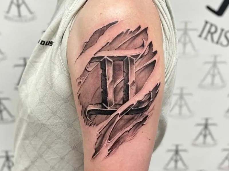 Black & grey realisme tattoo door Alex bij Iris Tattoo Art Deventer