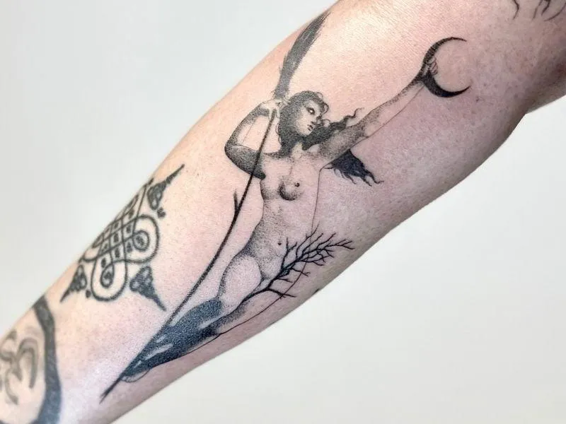 Black & grey tattoo door Alex bij Iris Tattoo Art Deventer