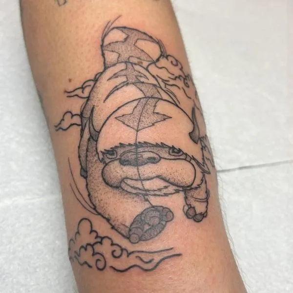 Kleine, fijne tattoo met artistieke details gezet door Dave