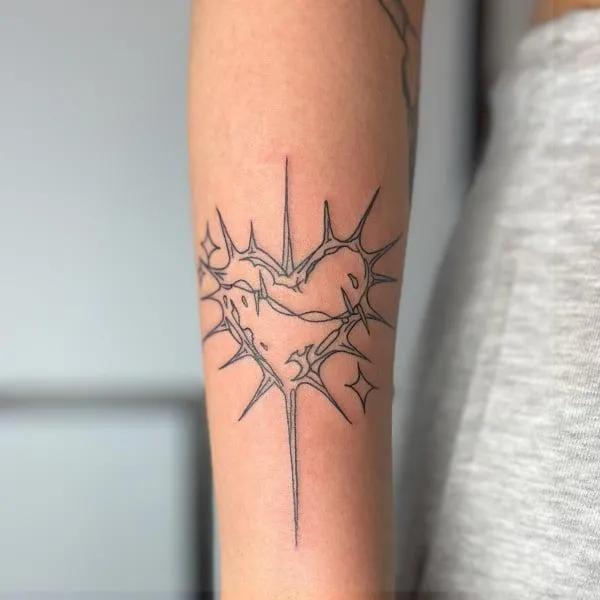 Kleine, fijne tattoo met artistieke details gezet door Dave