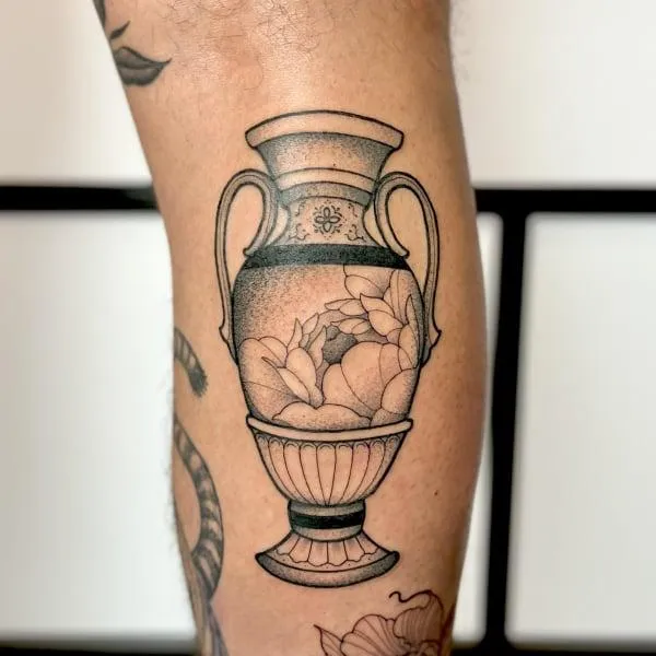 Fineline floral tattoo gezet door Dave bij Iris Tattoo Art Deventer