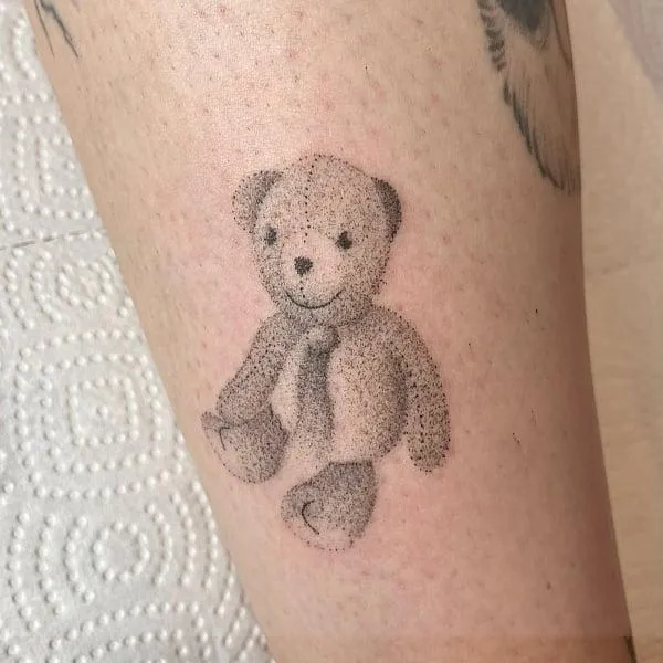 Kleine, fijne tattoo met artistieke details gezet door Dave