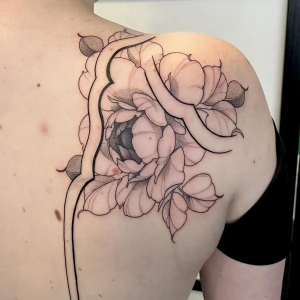 Fineline floral tattoo gezet door Dave bij Iris Tattoo Art Deventer