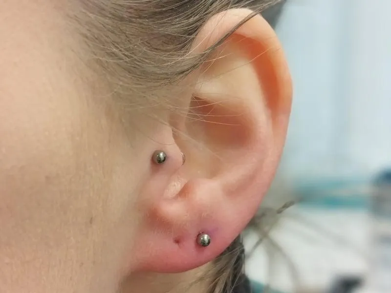 tragus piercing Deventer Iris Tattoo Art