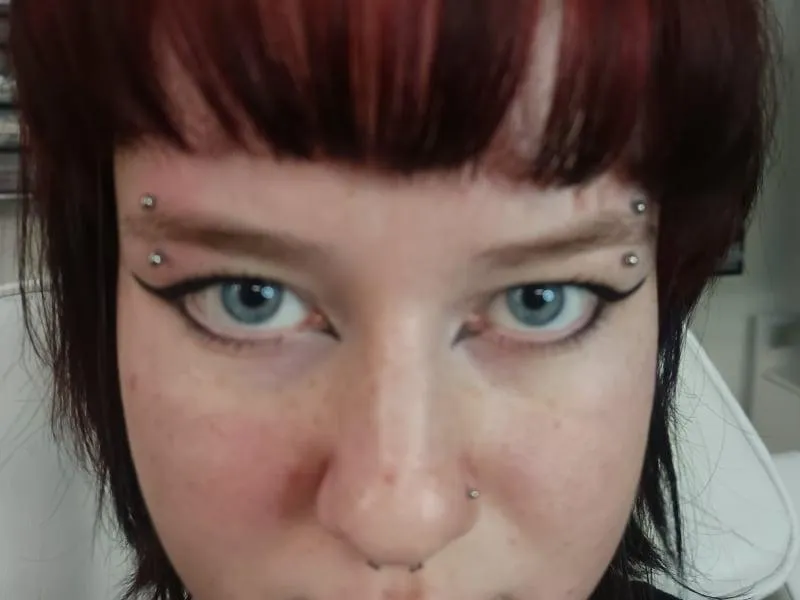 wenkbrauw piercing Deventer Iris Tattoo Art