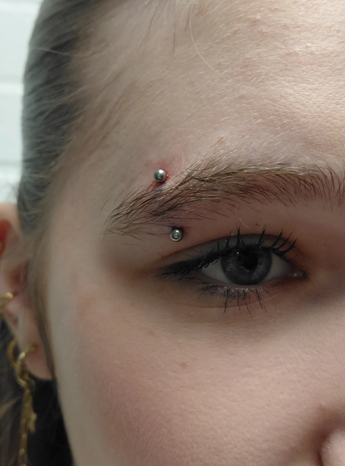 wenkbrauw piercing Deventer Iris Tattoo Art