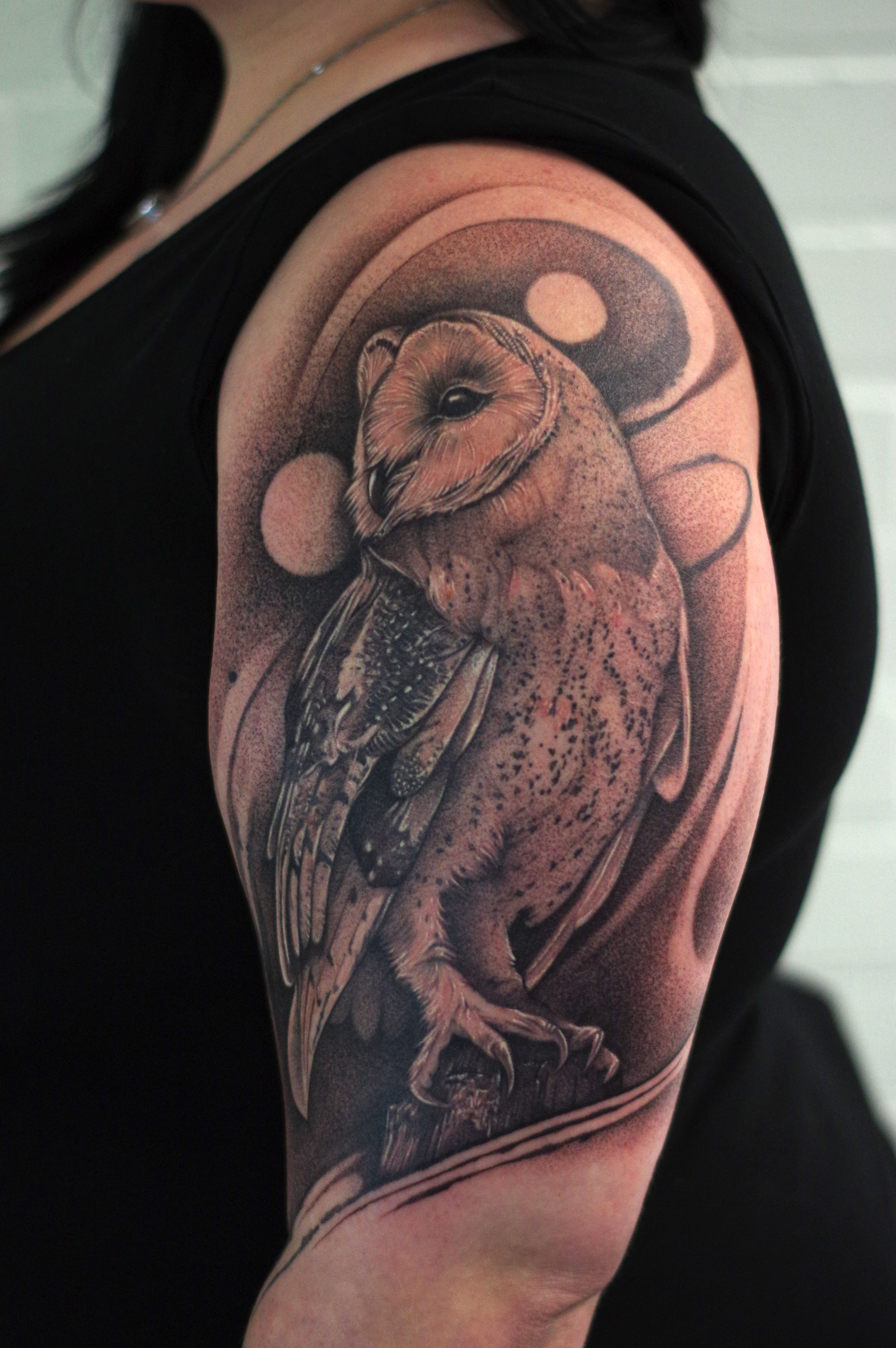 Close-up van een fijn gedetailleerde tattoo door Alex