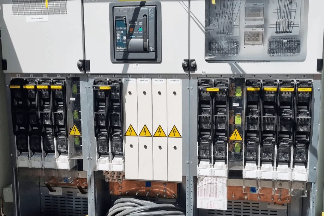 De foto is van een electriciteitserdeelstation, gemaakt en onderhouden door Mulder's Multi-Klus Service