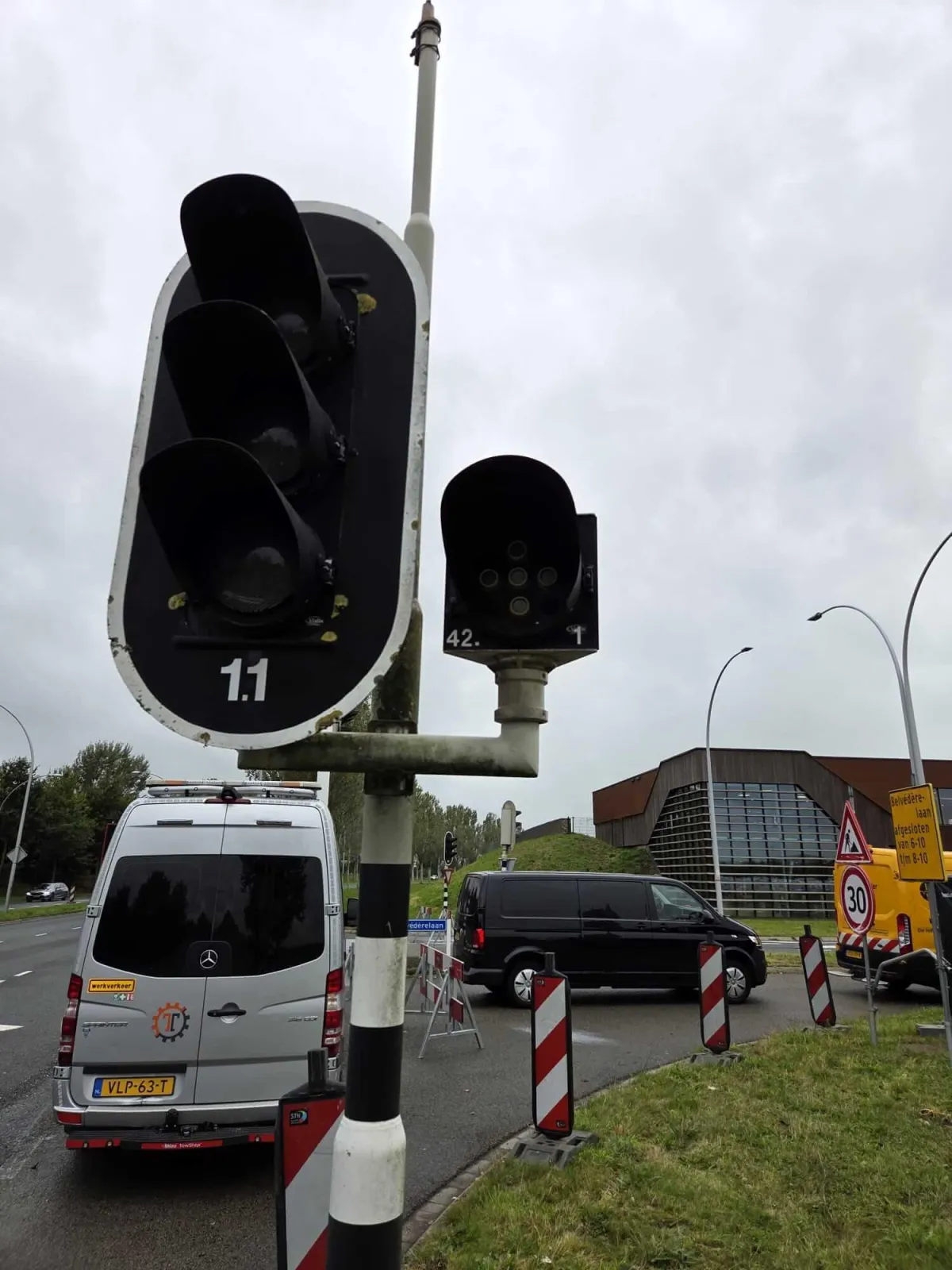 Mulder's op locatie om een storing van een stoplicht te verhelpen. Op de foto staat ook de bus van Mulder's Multi-Klus Service.
