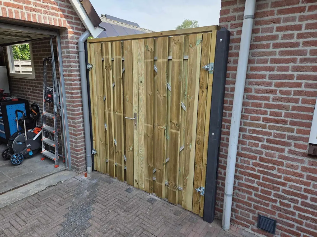 Een nieuwe poort geplaatst door Mulder's Multi-klus Service.