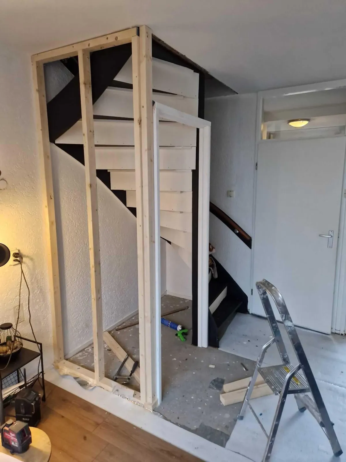 Het team van Mulder's is een trapkast aan het inbouwen onder een trap.