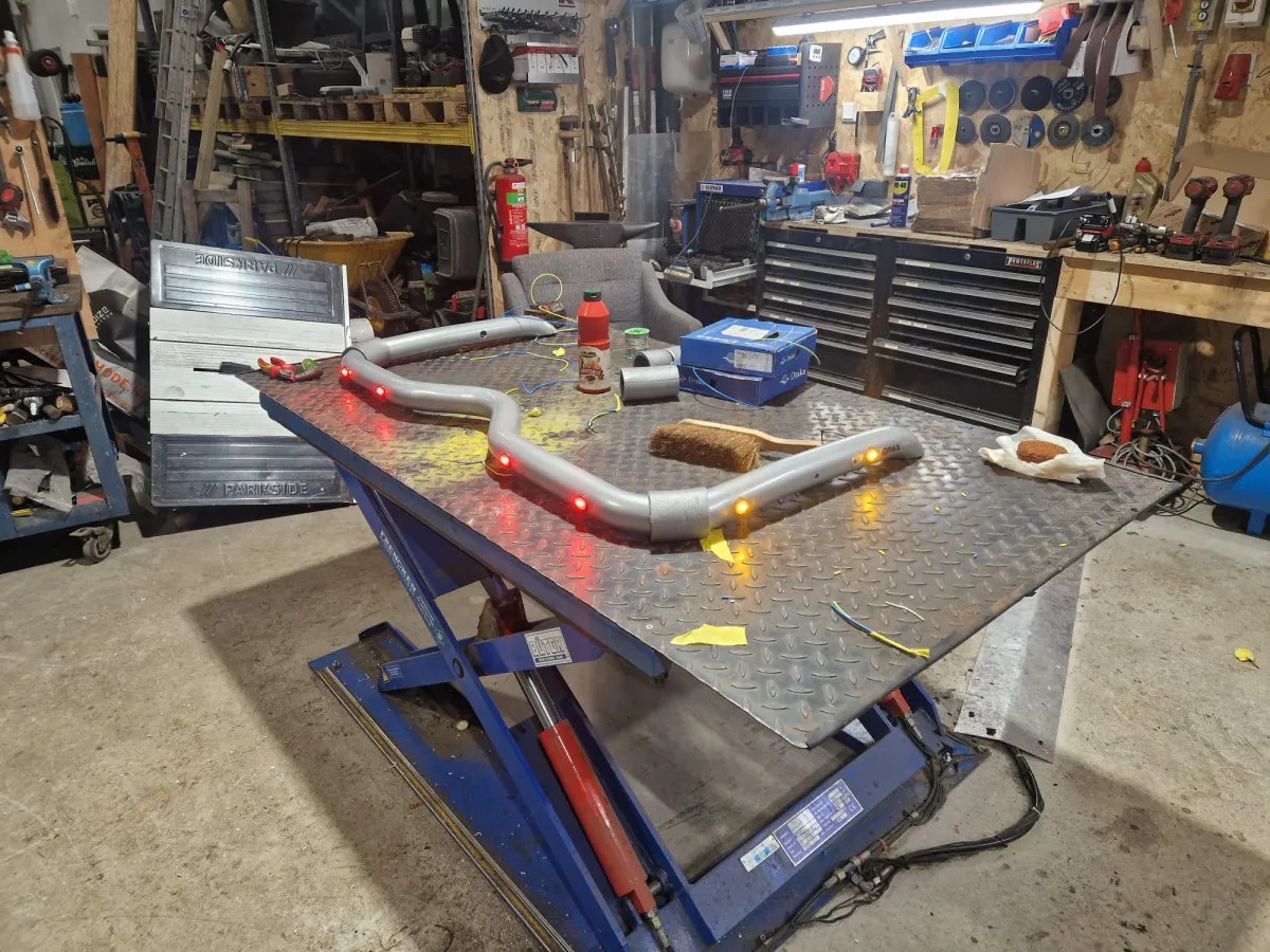 Het team van Mulder's is een trapkast aan het inbouwen onder een trap.