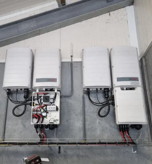 Mulder's op locatie om een storing van een stoplicht te verhelpen. Op de foto staat ook de bus van Mulder's Multi-Klus Service.