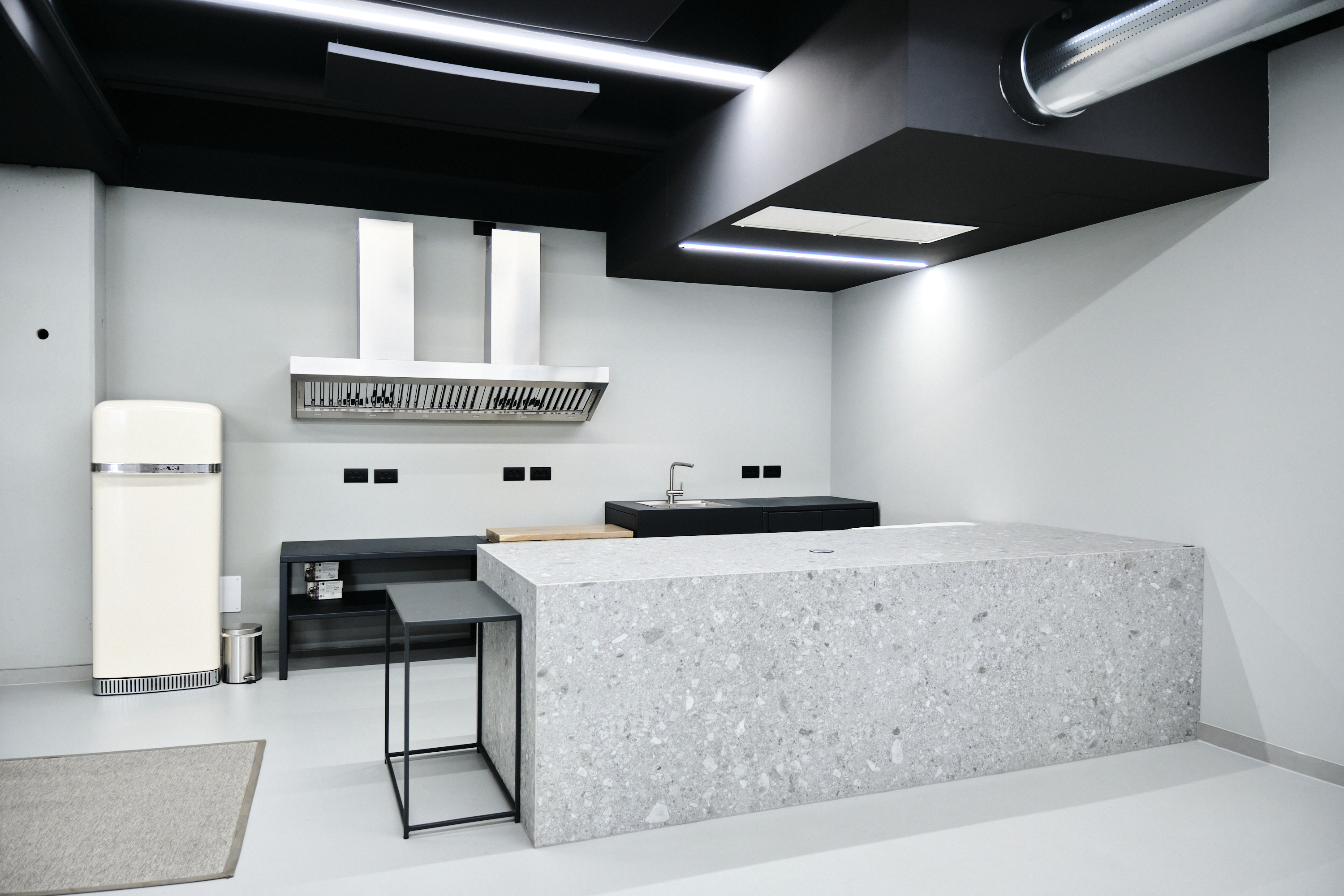 Reception elegante con personale sorridente e dettagli di design italiano