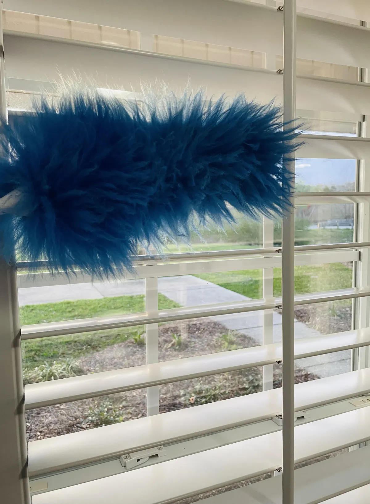 Cleaner dusting window blinds