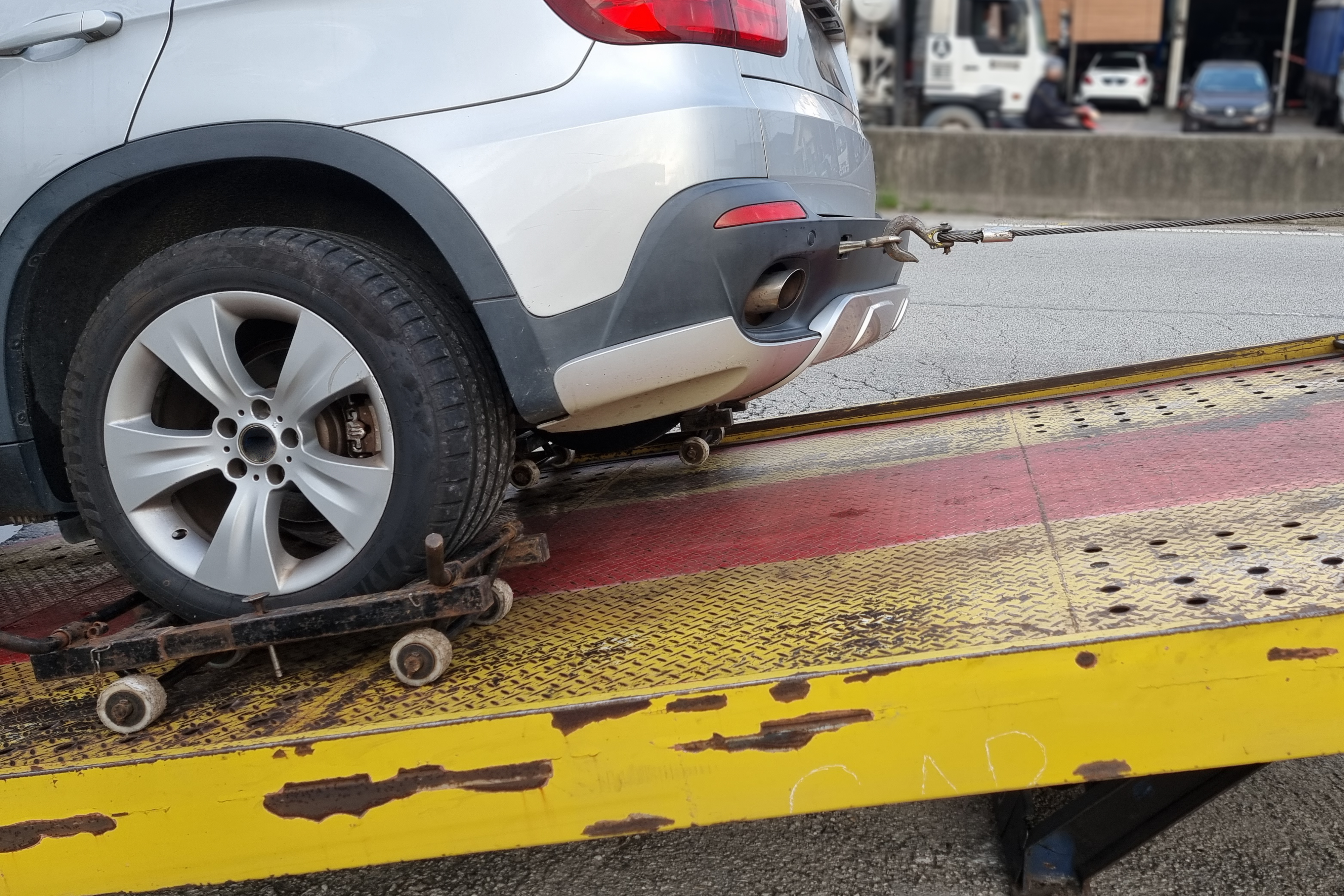 A washington state tow truck is on the road.