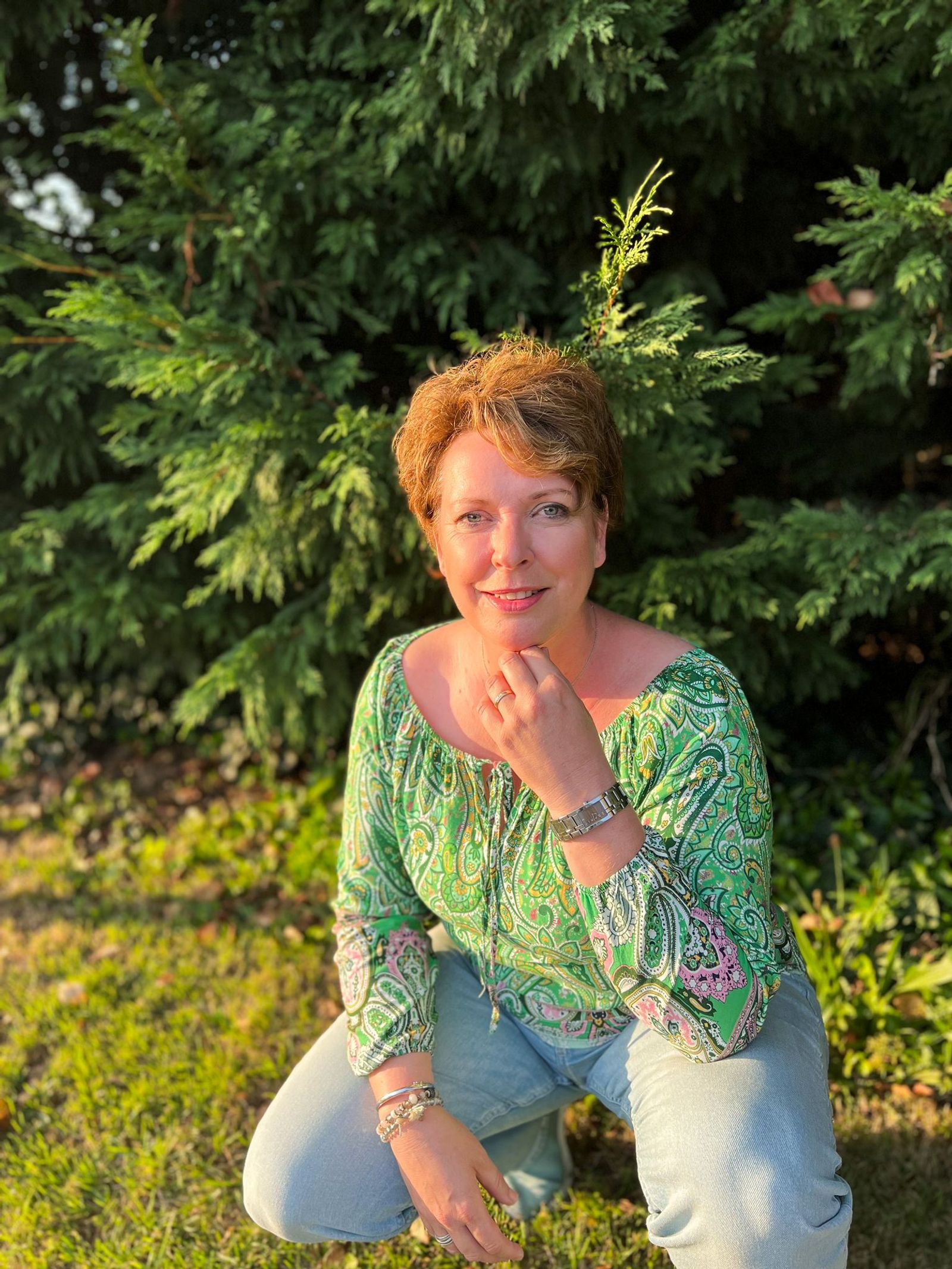 Zorgdragende vrouw ervaart rust in de natuur