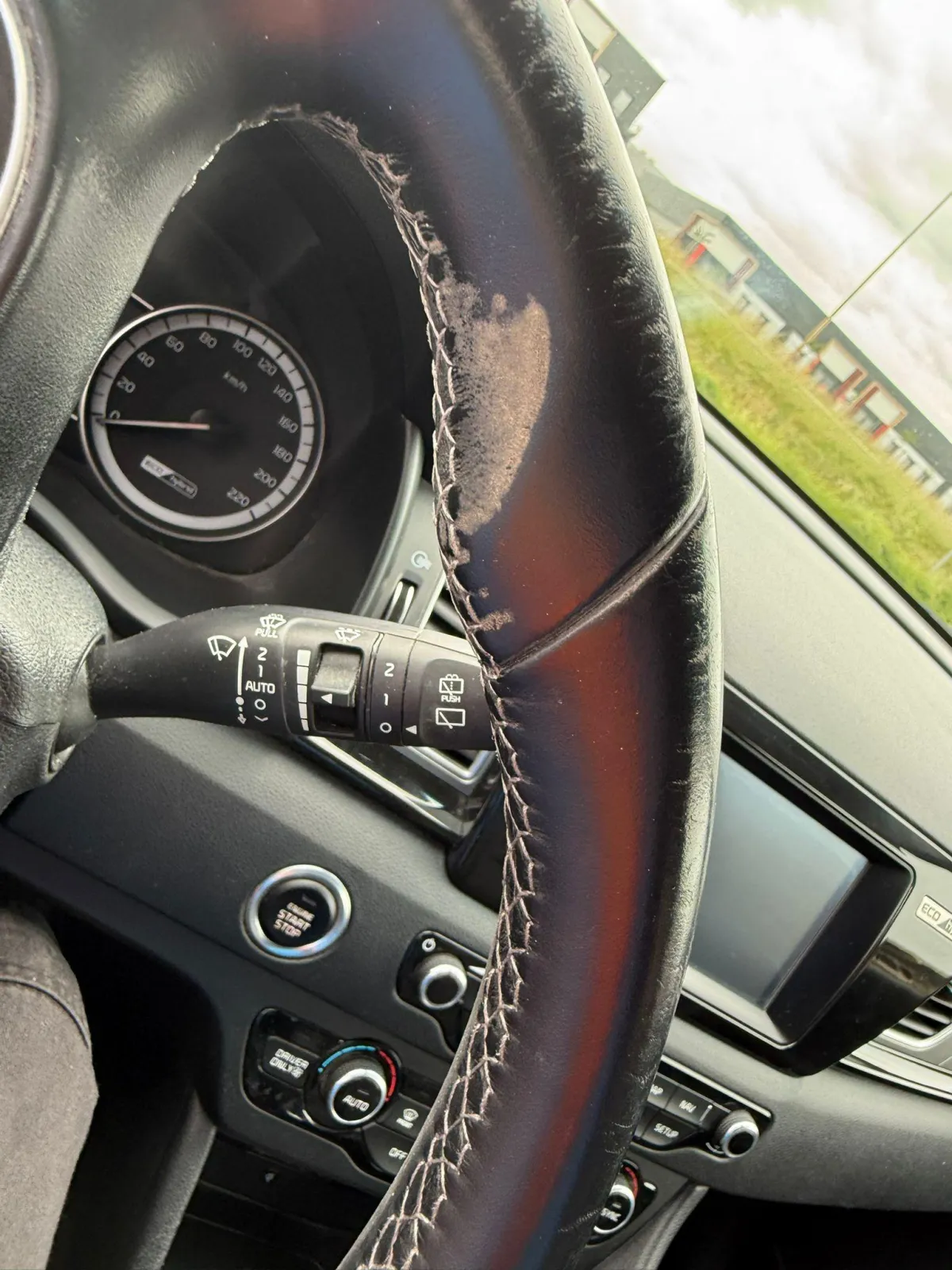 revente voiture Poitiers / detailing automobile Poitiers / nettoyage voiture Poitiers / nettoyage voiture à domicile Poitiers / polissage voiture Poitiers / lustrage voiture Poitiers / nettoyage intérieur voiture Poitiers / shampouinage sièges voiture Poitiers / lavage auto Poitiers / lavage auto écologique Poitiers / préparation voiture vente Poitiers / rénovation voiture Poitiers / service detailing Poitiers