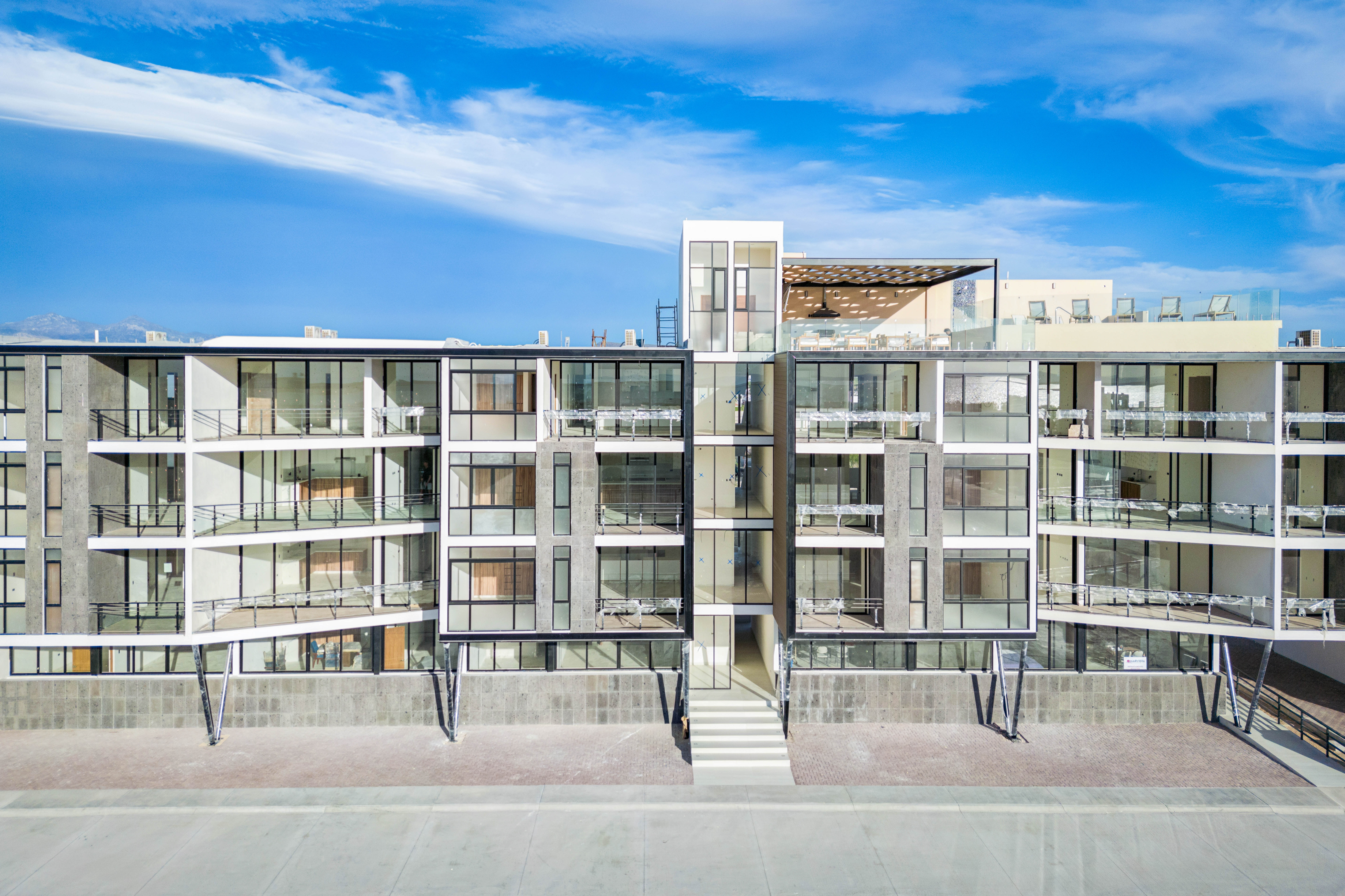 Desarrollo residencial Marvista en La Paz, Baja California Sur, con vista al Mar de Cortés, arquitectura moderna y ubicación cercana al malecón, hospitales, aeropuerto y servicios.