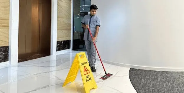 تنظيف وتعقيم المكاتب والمنشآت التجارية لتوفير بيئة عمل صحية ومثالية
