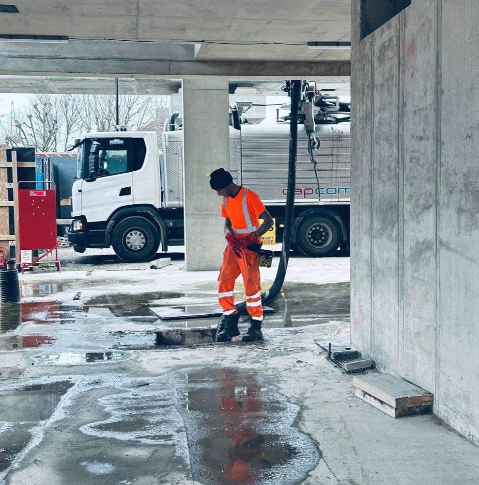 High-pressure drain jetting in an underground car park with Scania vacuum tanker