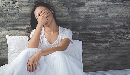 mujer descansando tras recuperar su equilibrio biológico