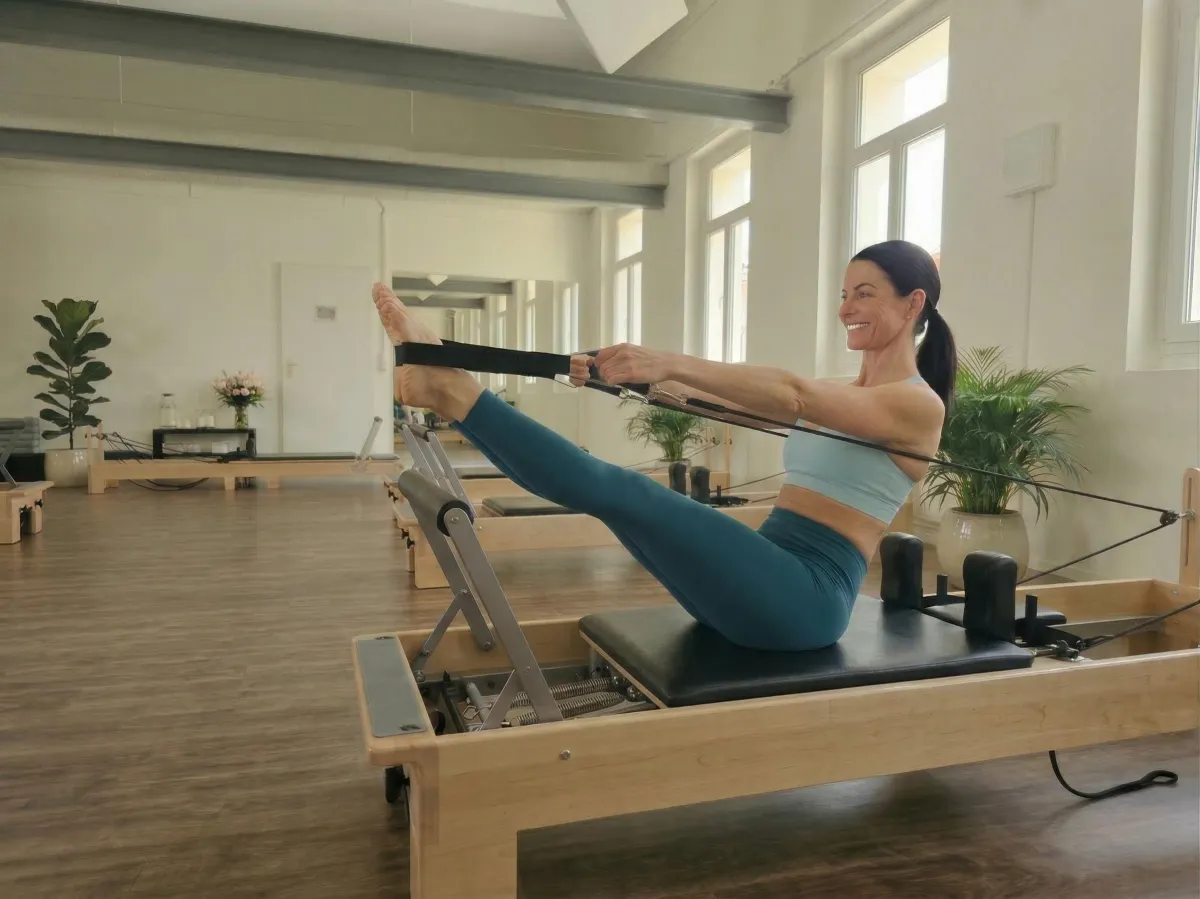 Reformer Pilates Trainerin im Studio in Siebnen