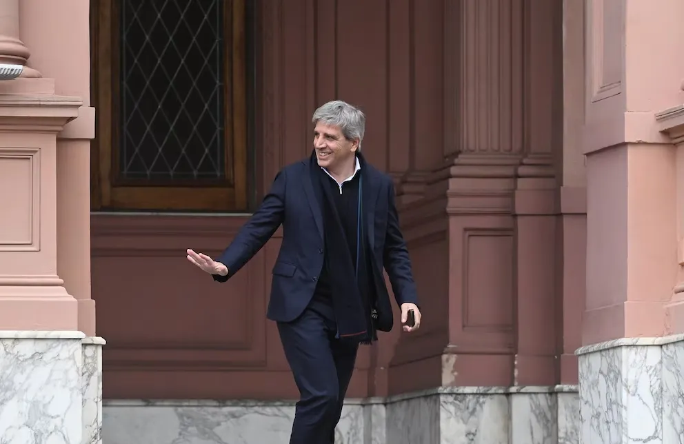  ¿PUEDE LA ECONOMÍA LLEVARSE PUESTA A LA POLÍTICA?