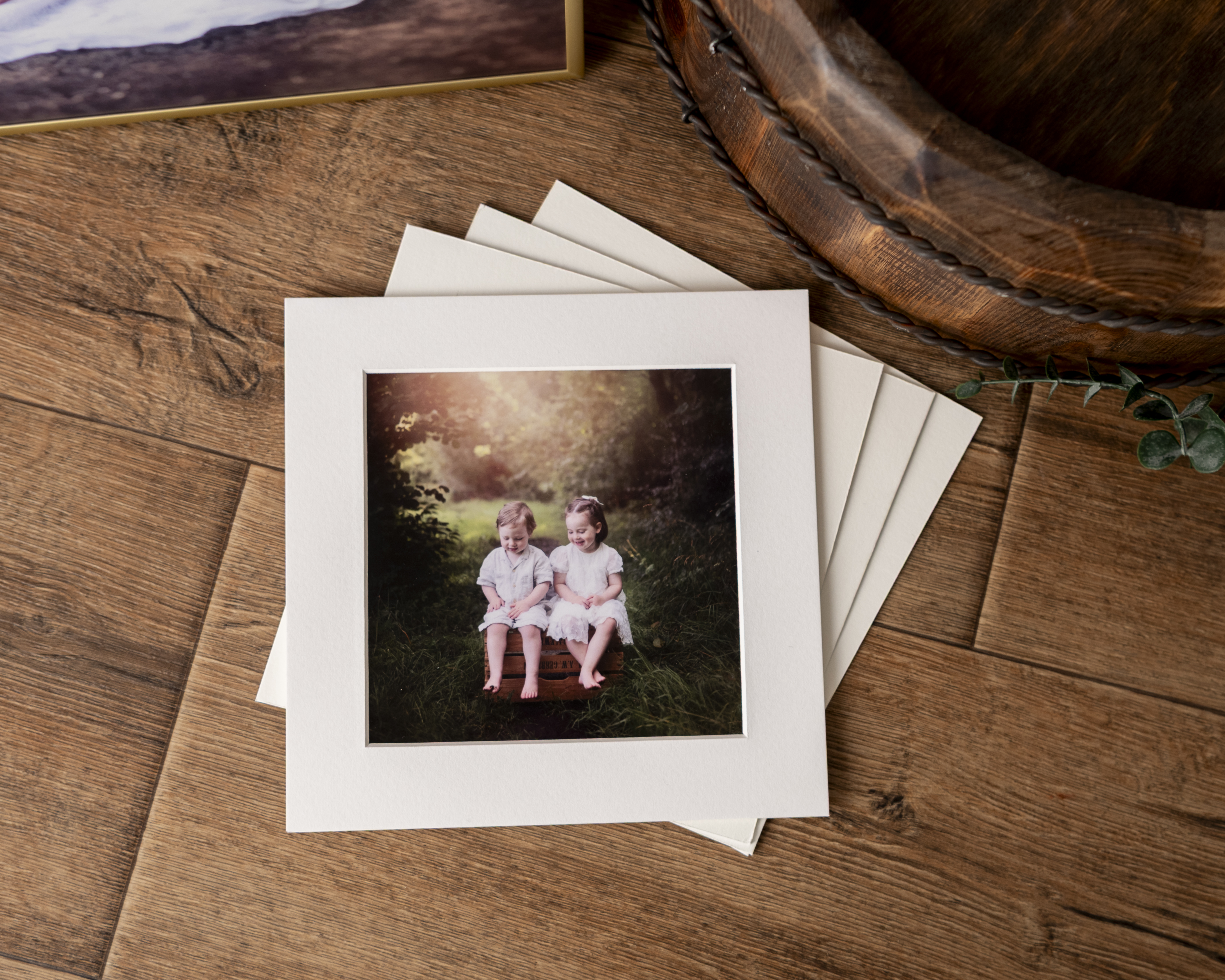 Fine art-print med passepartout från familjefotografering utomhus i Göteborg.