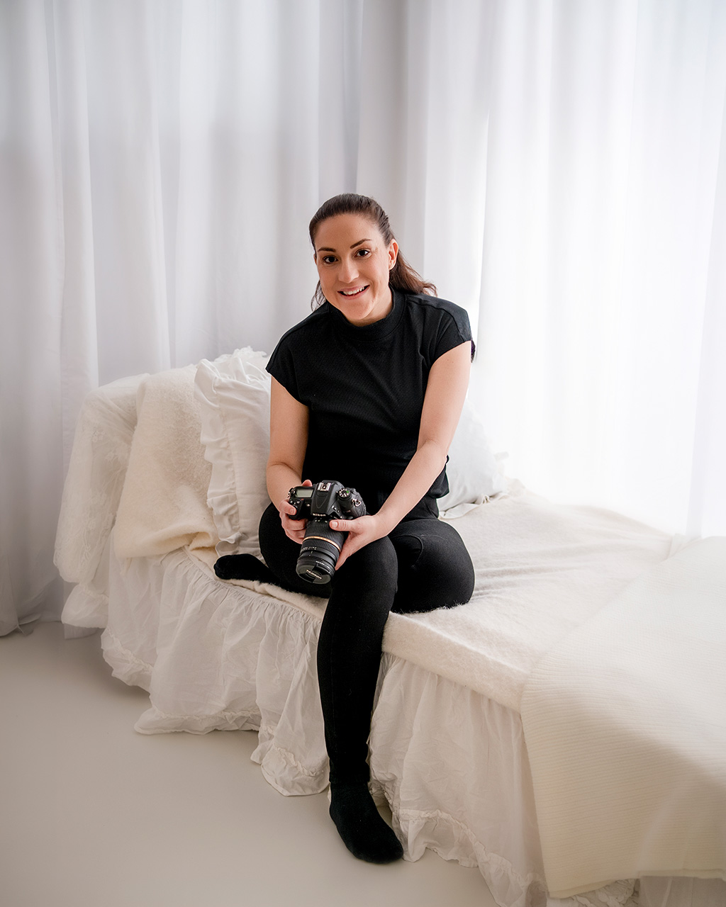 Felicia, fotograf på Little Moments by Felicia, i sin studio i Göteborg.