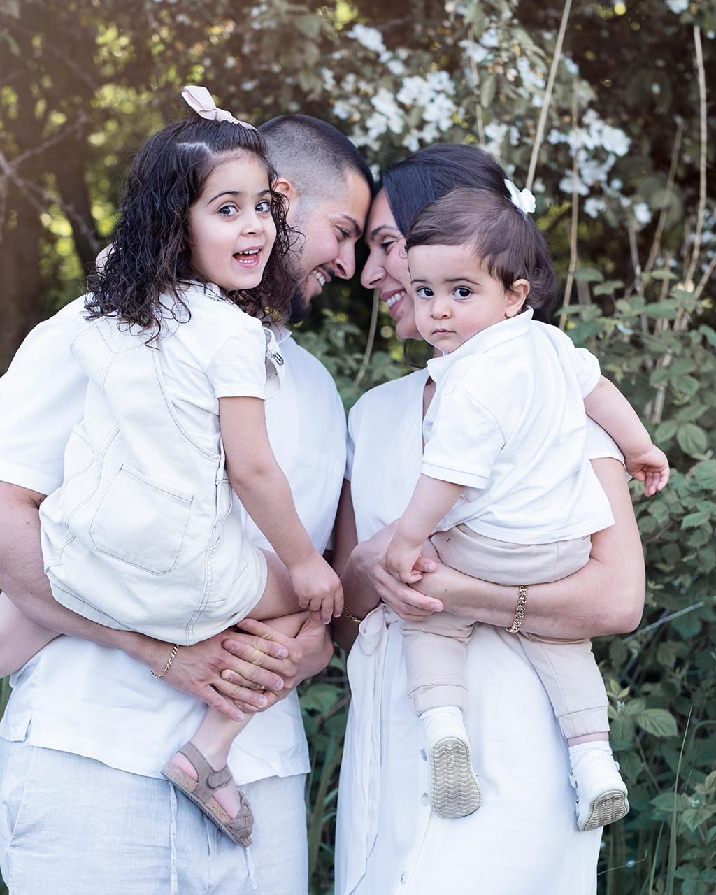 Familjeporträtt med två barn fotograferat utomhus av familjefotograf i Göteborg.