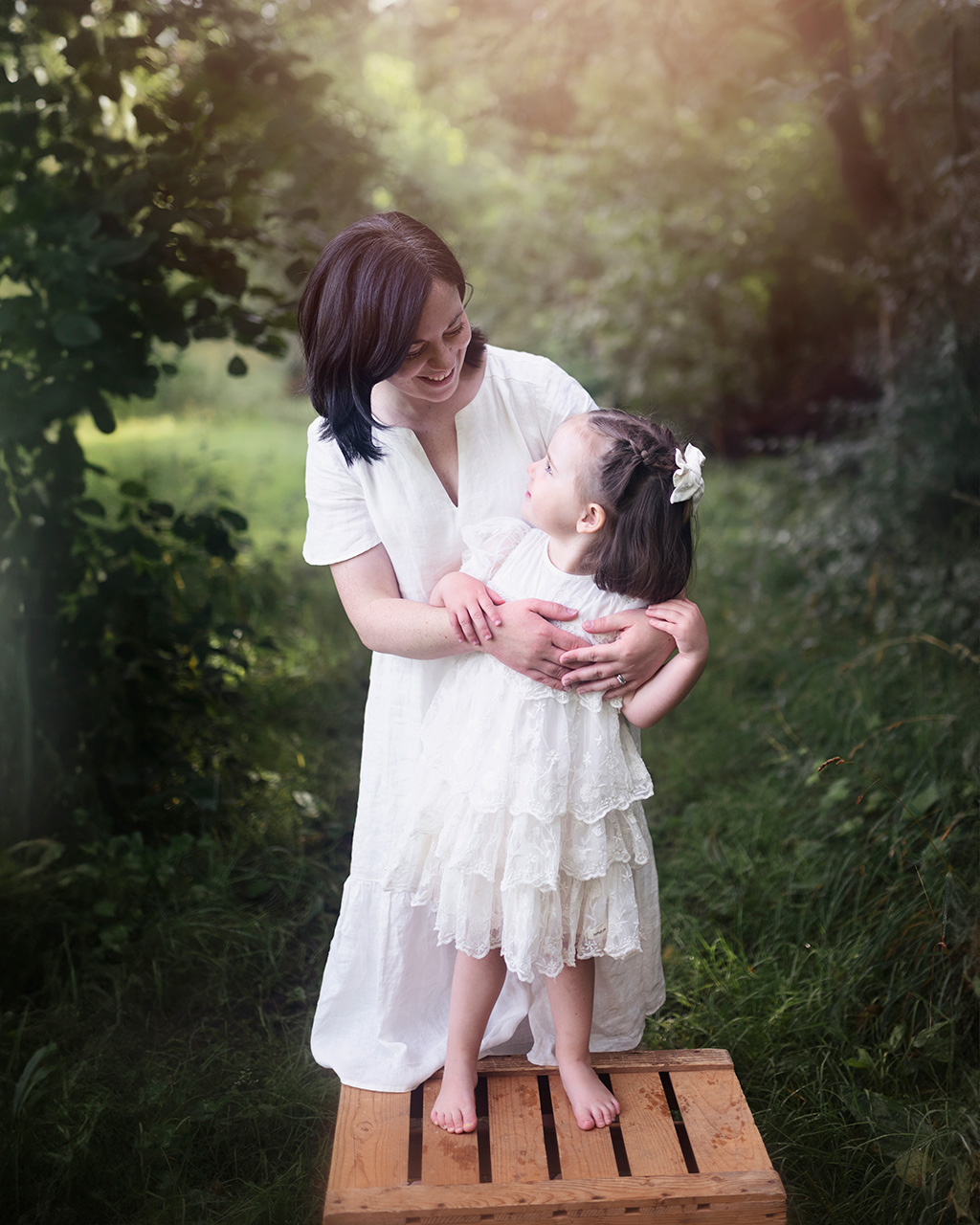 Mamma och dotter tillsammans under familjefotografering utomhus i Göteborg.