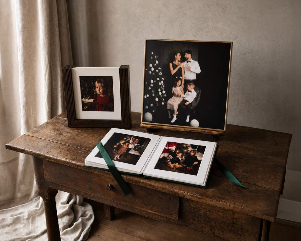 Trädisplay, album och inramat fotografi från julfotografering.