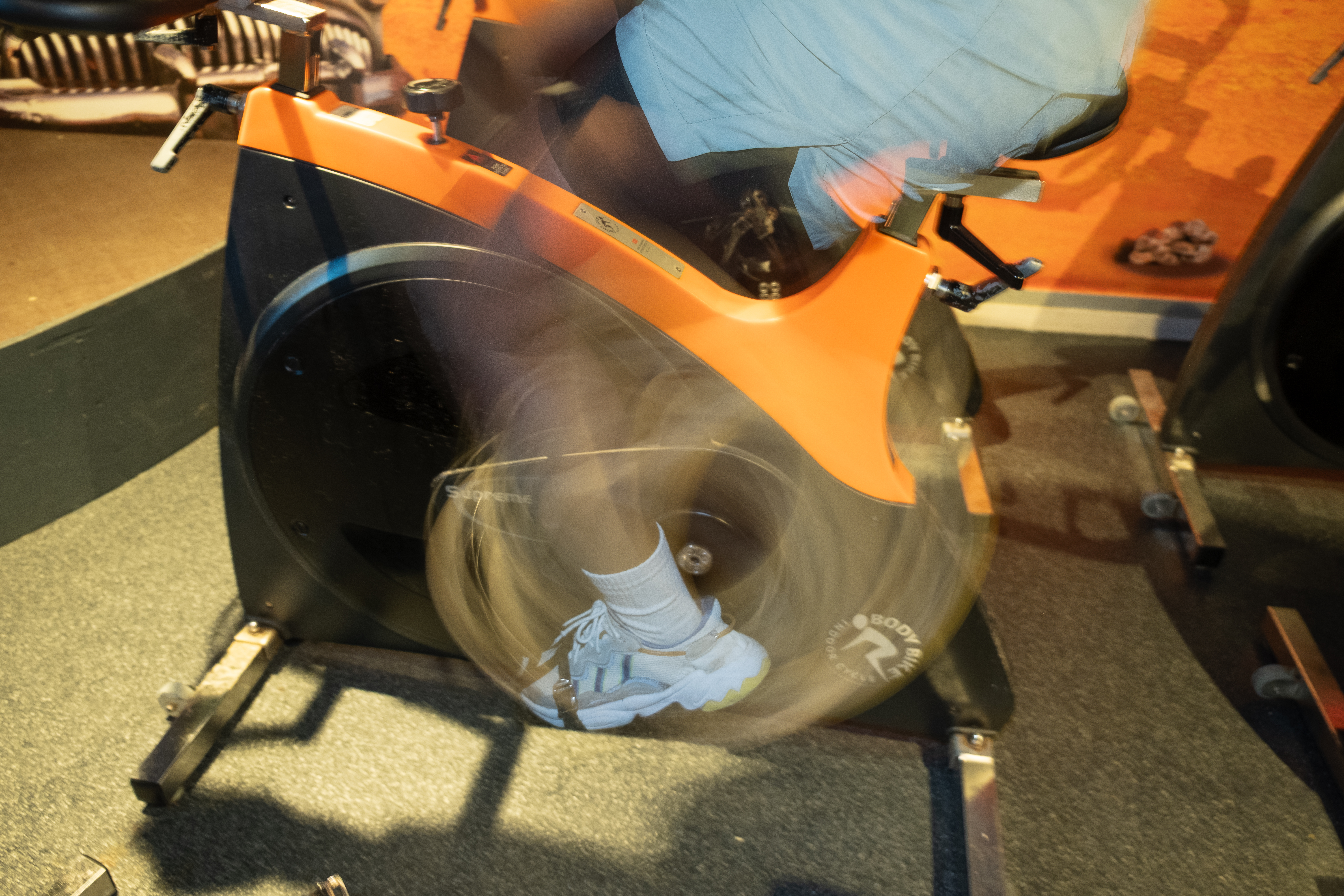 Cours de cycling premium, participants sur vélos, lumières dorées et ambiance festive