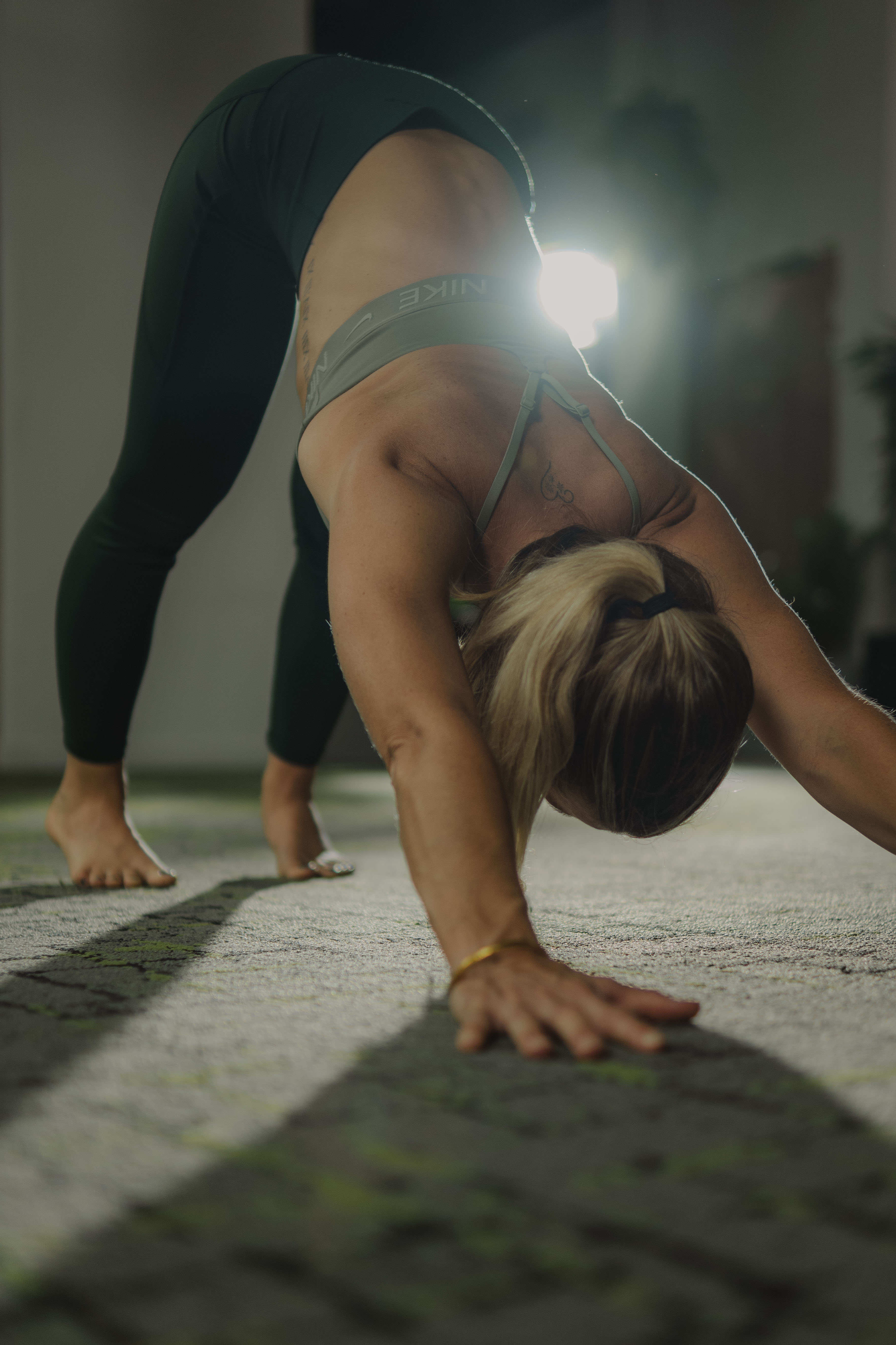 Séance de Pilates premium, coach guidant un groupe sur tapis dans un studio élégant