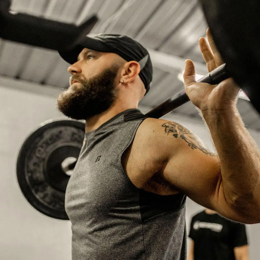 man lifting barbell