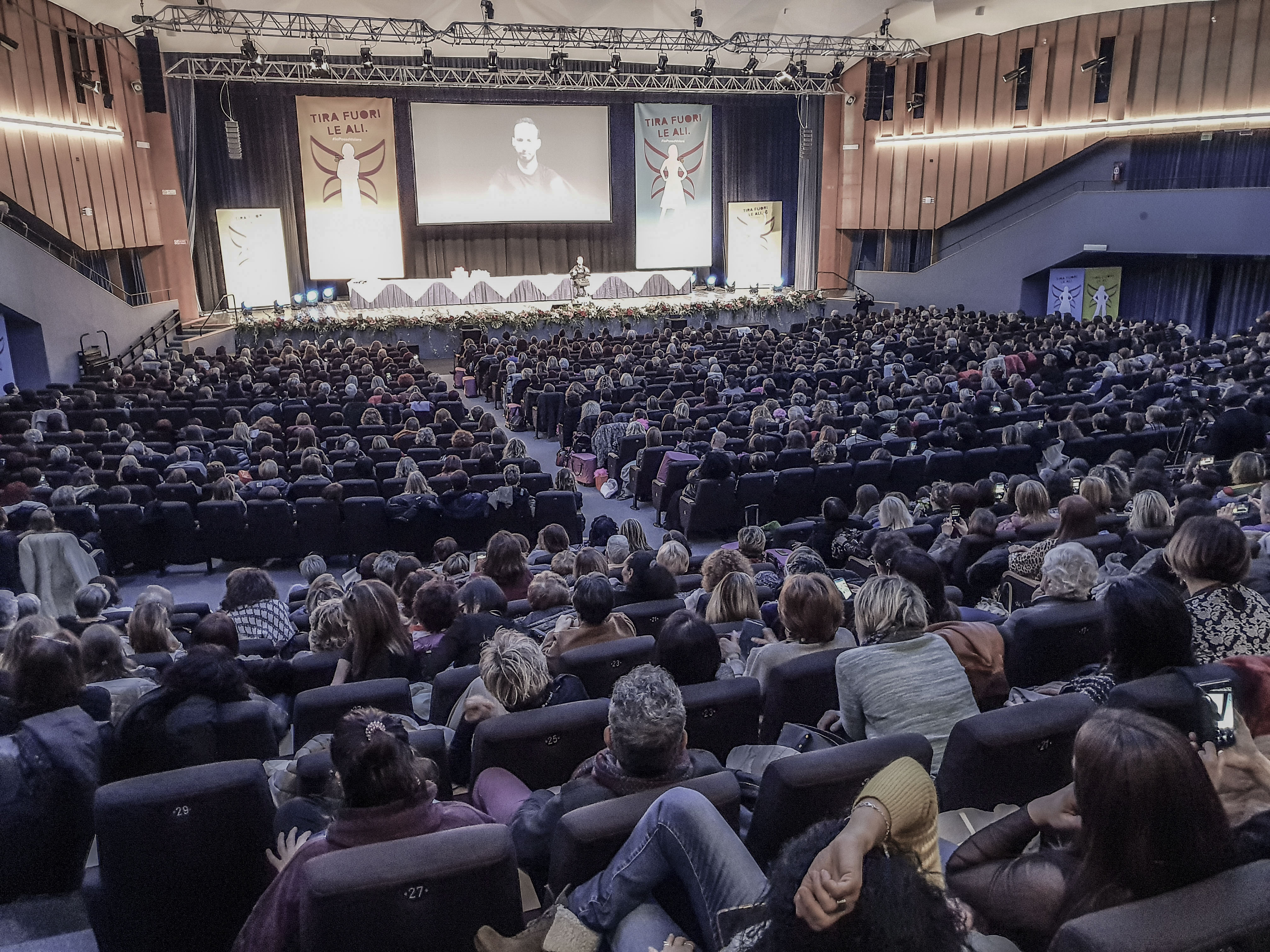 Il pubblico durante un evento dal vivo di Massimiliano Sechi