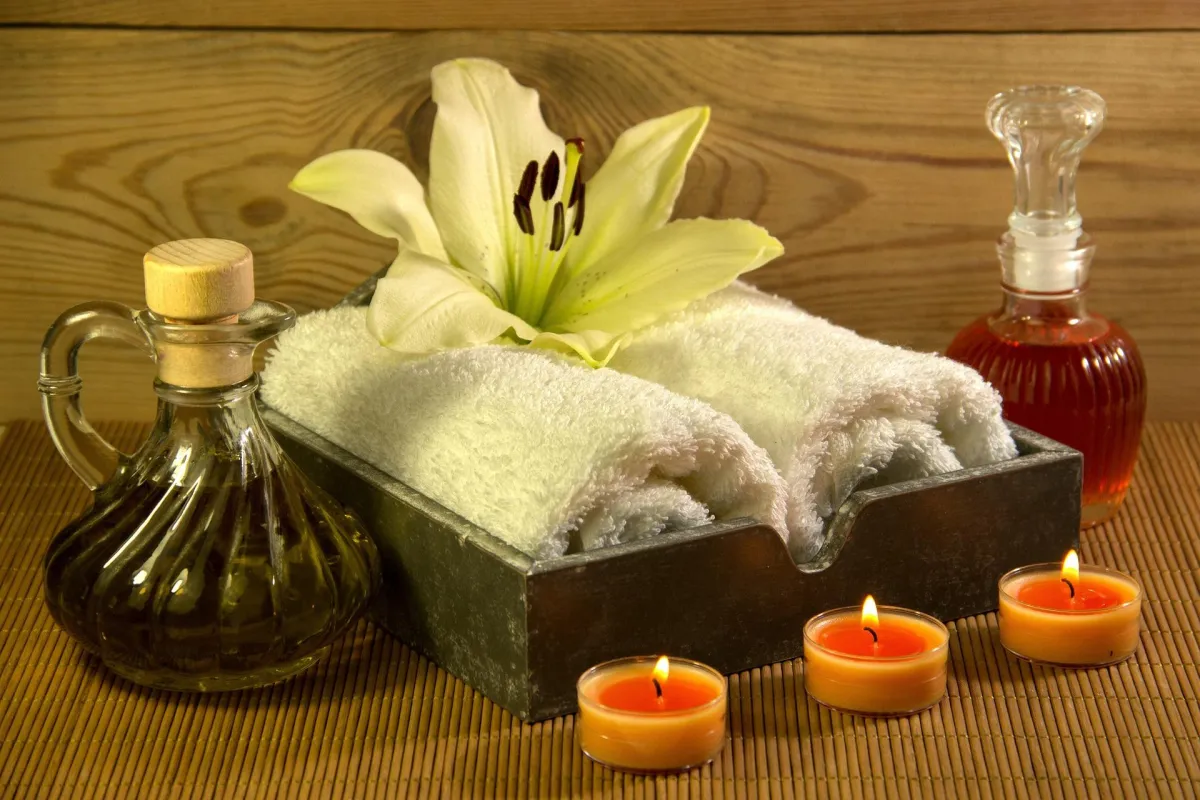 Photo de serviettes et huiles de massage
