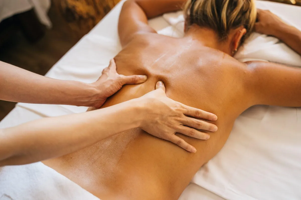 Photo d'une femme faisant une séance de massage