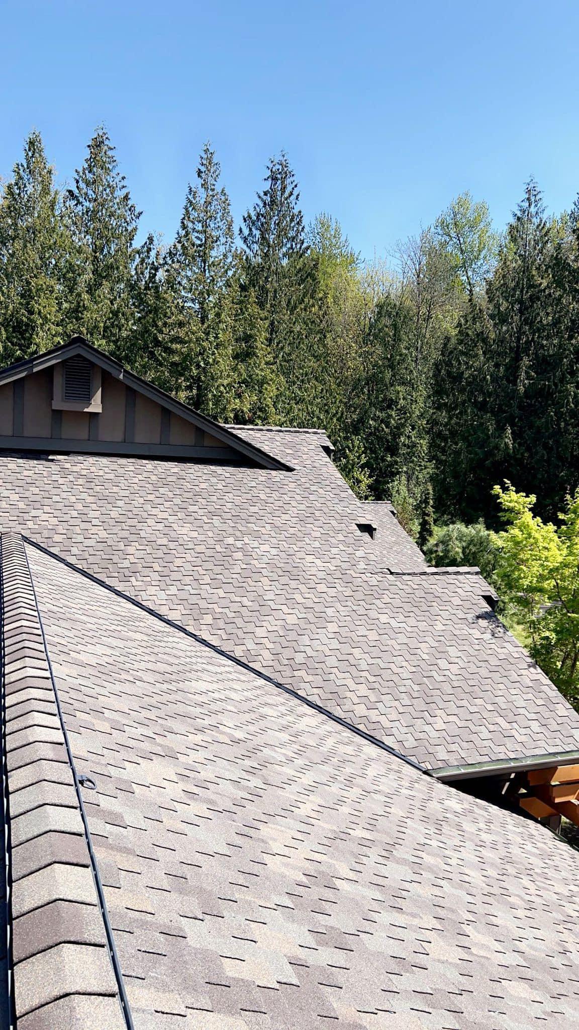 A roof with new shingles on it>