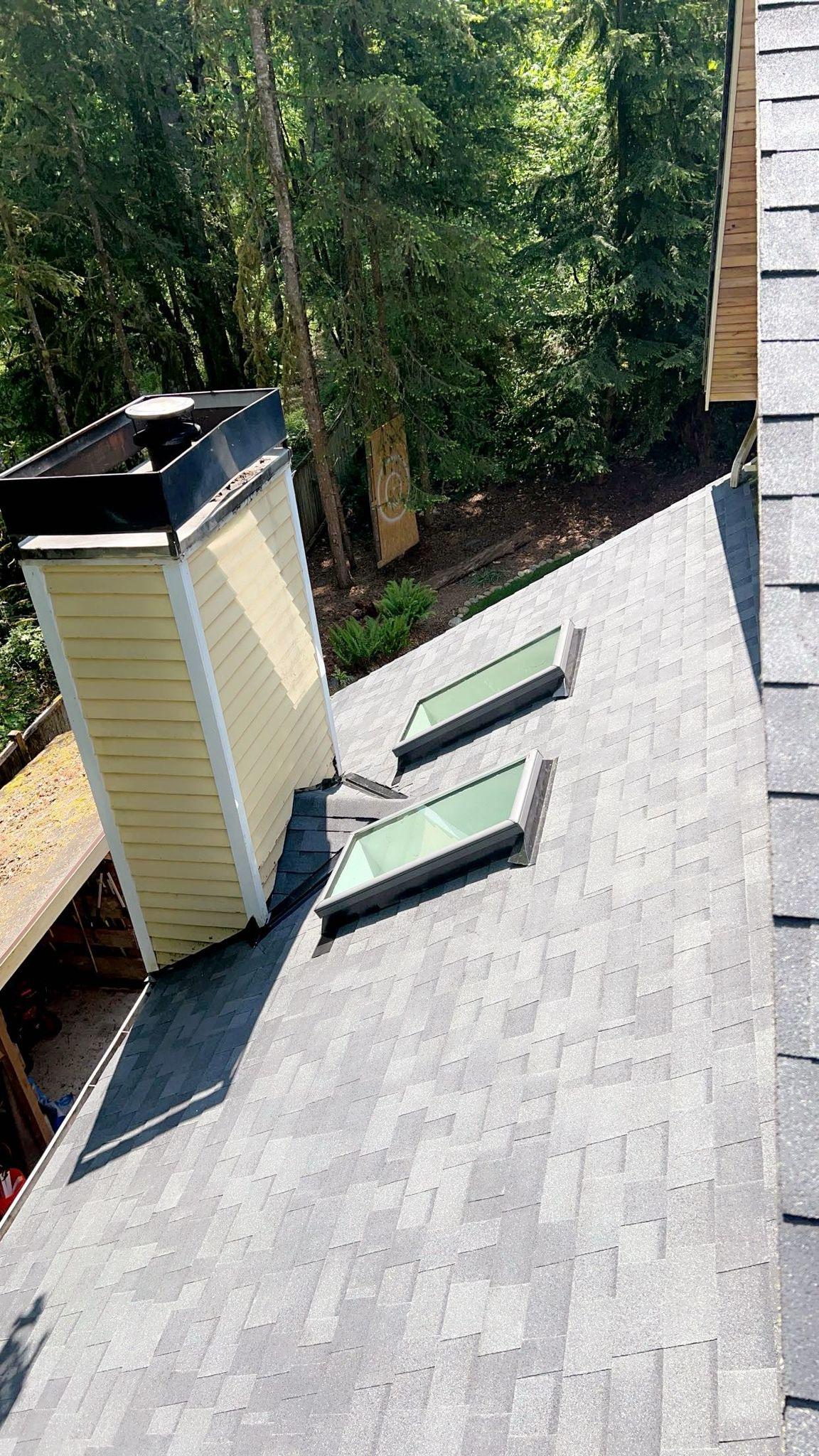 A roof with new shingles on it>