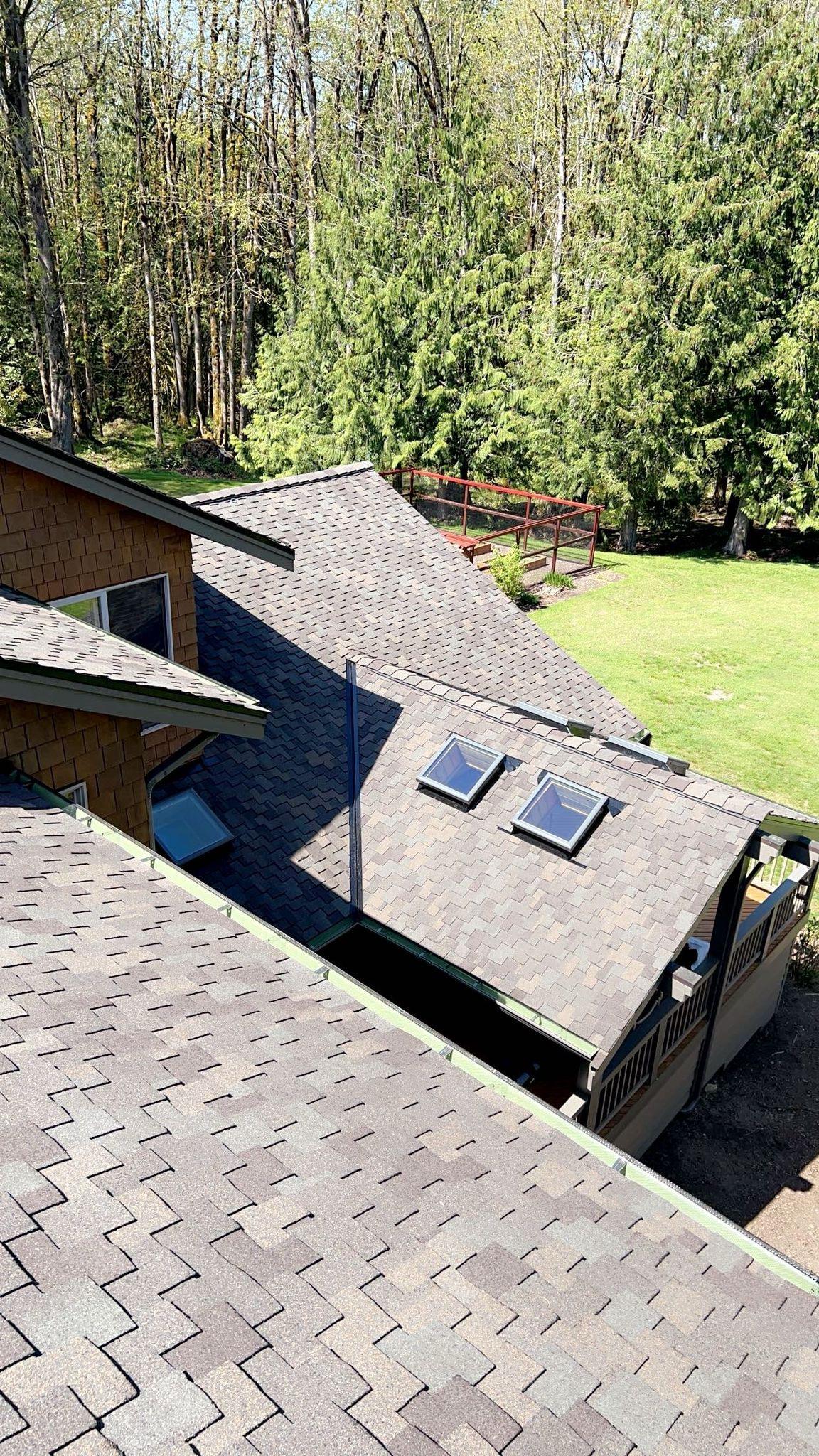 A roof with new shingles on it>