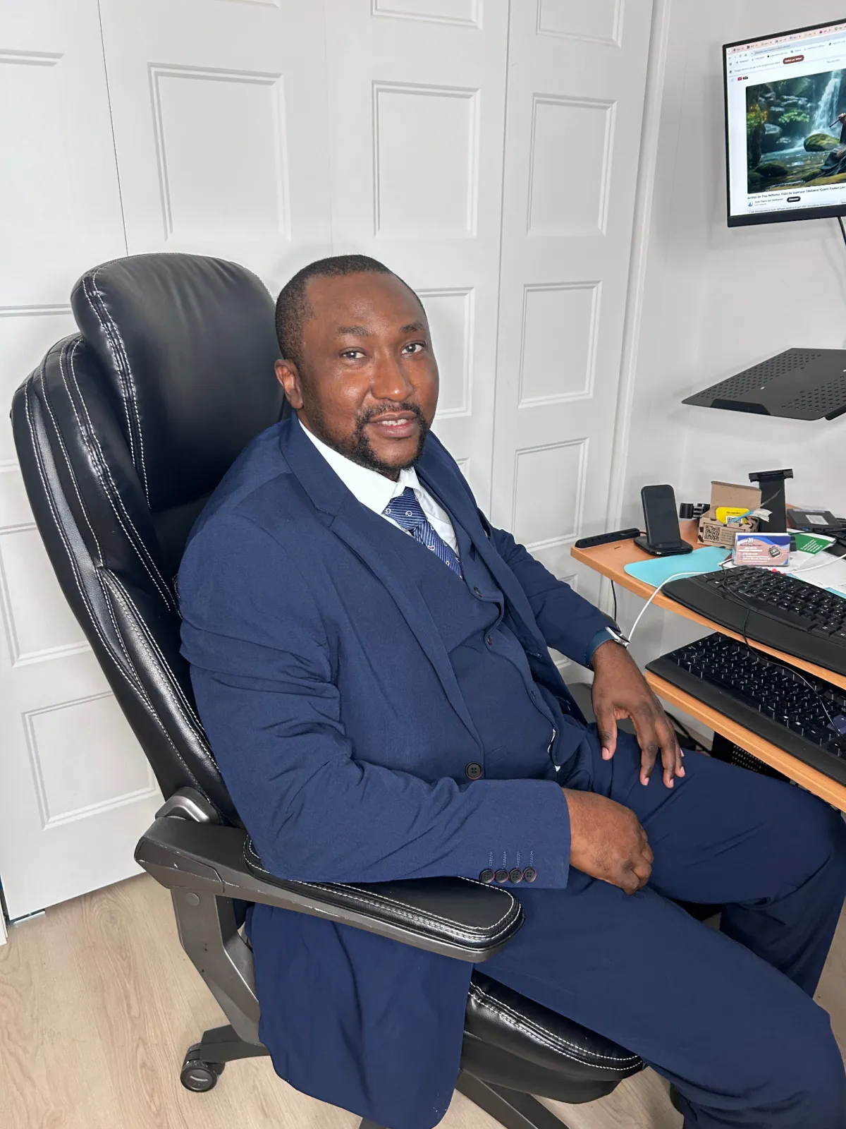 Portrait de Jean le CSF, conseiller financier et mentor, dans un bureau moderne et lumineux