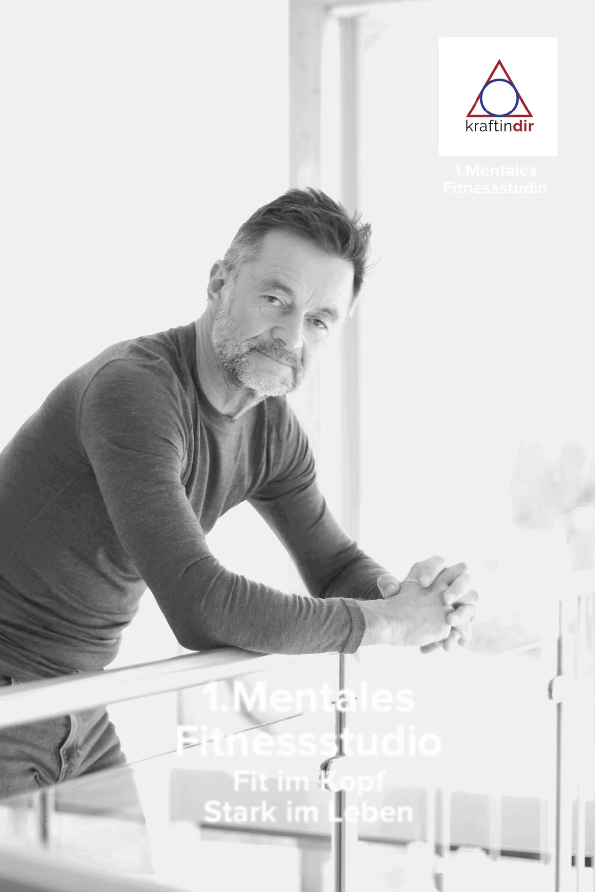 Person beim Online-Mentaltraining am Laptop