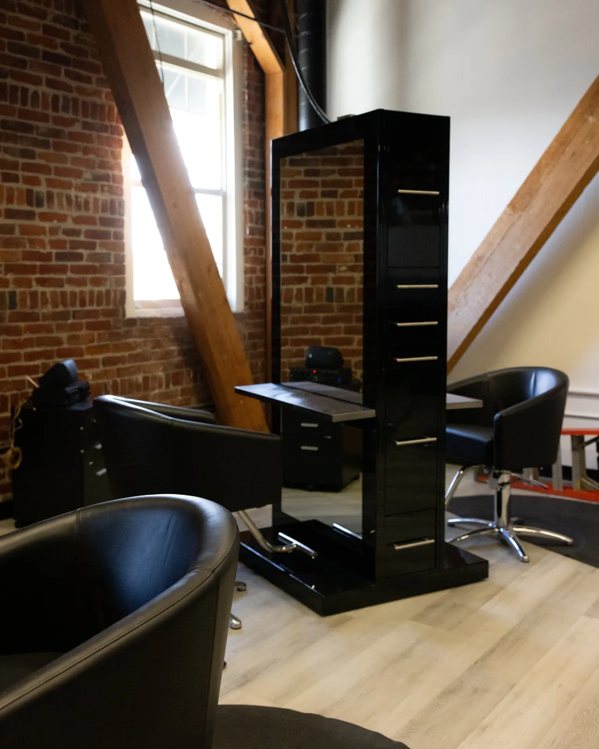 Black station with mirror under timber beams