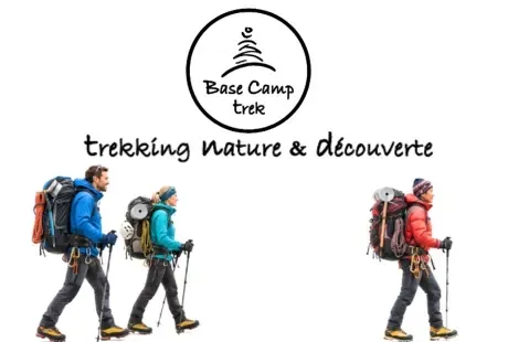 Illustration d’un assistant conversationnel pour Base Camp Trek, destiné à informer les voyageurs sur les treks et les prérequis avant la prise de contact.