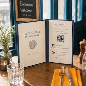 Menu de restaurant avec QR code et liens vers Google et Facebook, illustrant la visibilité en ligne et la fiche Google d’un restaurant.