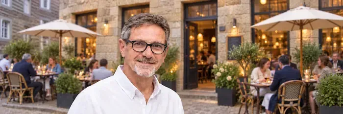 Luc Poirier de Loopline devant un restaurant à Saint-Malo