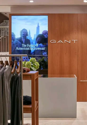 Stor fasadmonterad LED-skärm på kontorsbyggnad i stadsmiljö